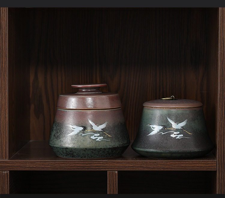 窯變煥彩瑞鶴呈祥茶葉罐，南山居手繪仙鶴陶瓷茶葉罐，漸變釉色古樸優雅，兩款設計皆為精緻儲茶器。