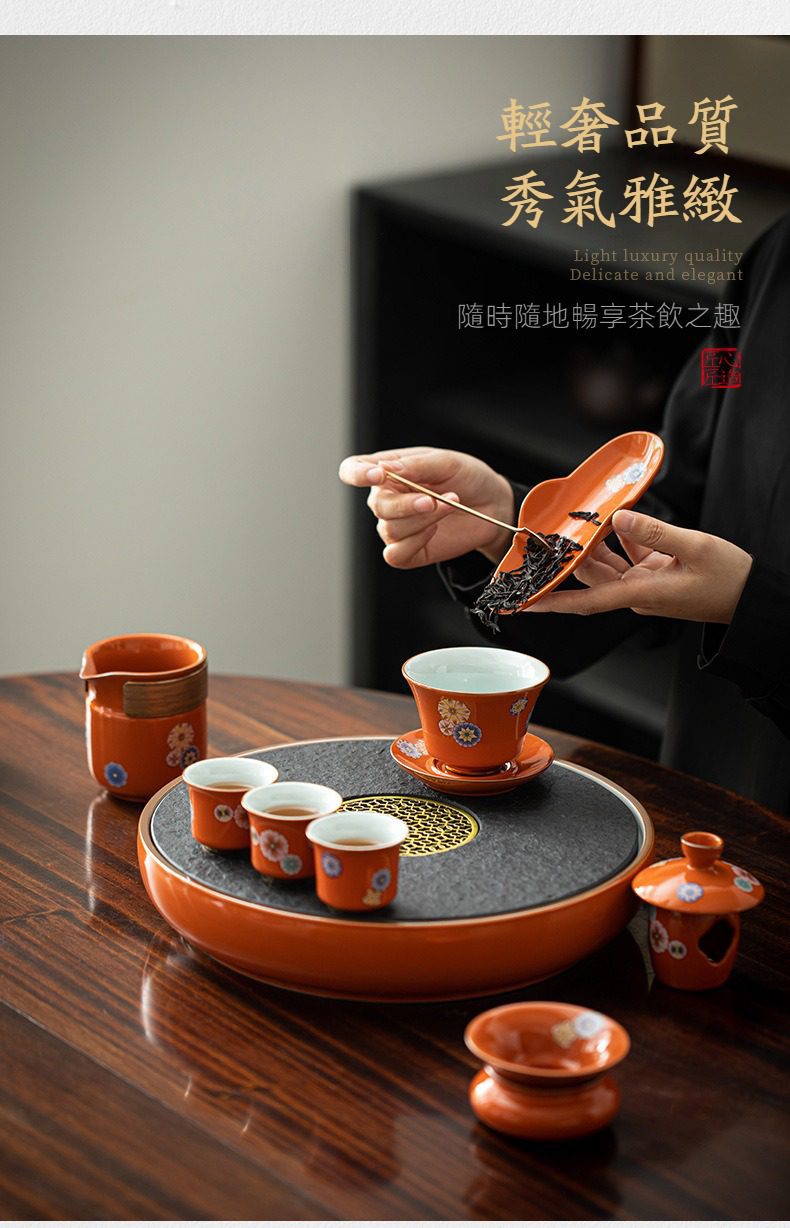 三味茶品喜樂茶盤，南山居朱紅釉手繪花卉茶具組，包含精緻蓋碗、茶杯與圓形岩石茶盤，展現禪意品茗生活。