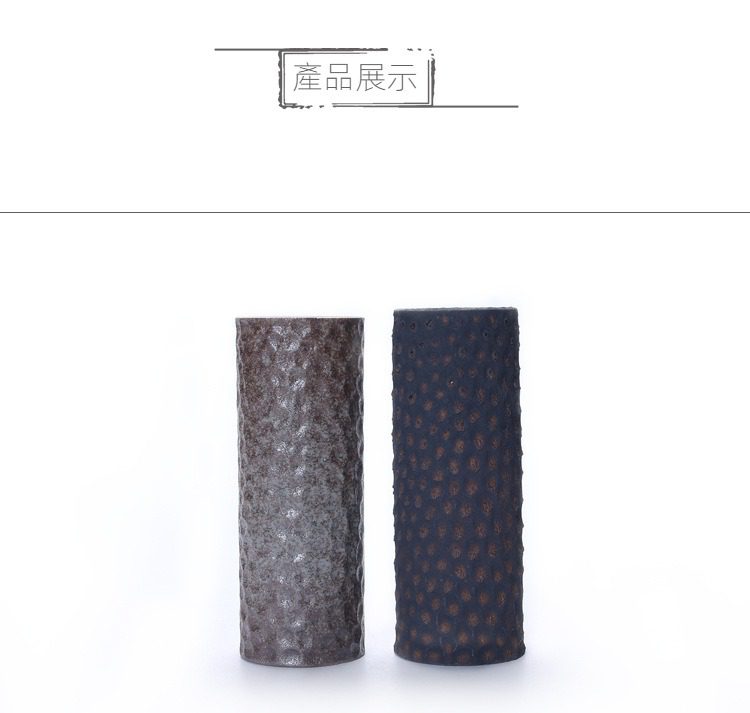 礁石日式粗陶小花瓶，南山居粗陶茶道配件，圓柱形花器設計，表面呈現斑駁且具質感的特殊肌理，古樸而高雅。
