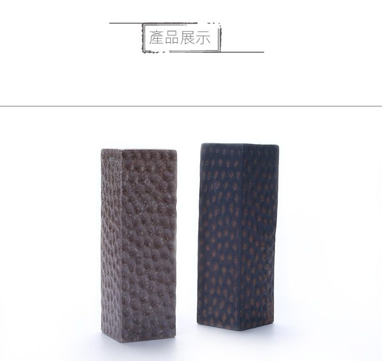 礁石日式粗陶小花瓶，南山居手工粗陶茶插，柱狀器型表面呈現自然凹凸肌理，深邃古樸的質感展現獨特禪意美學。