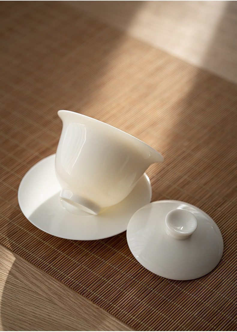 白瓷蓋碗，南山居白瓷蓋碗，釉面溫潤如玉，線條極簡優雅，展現禪意茶道之美。