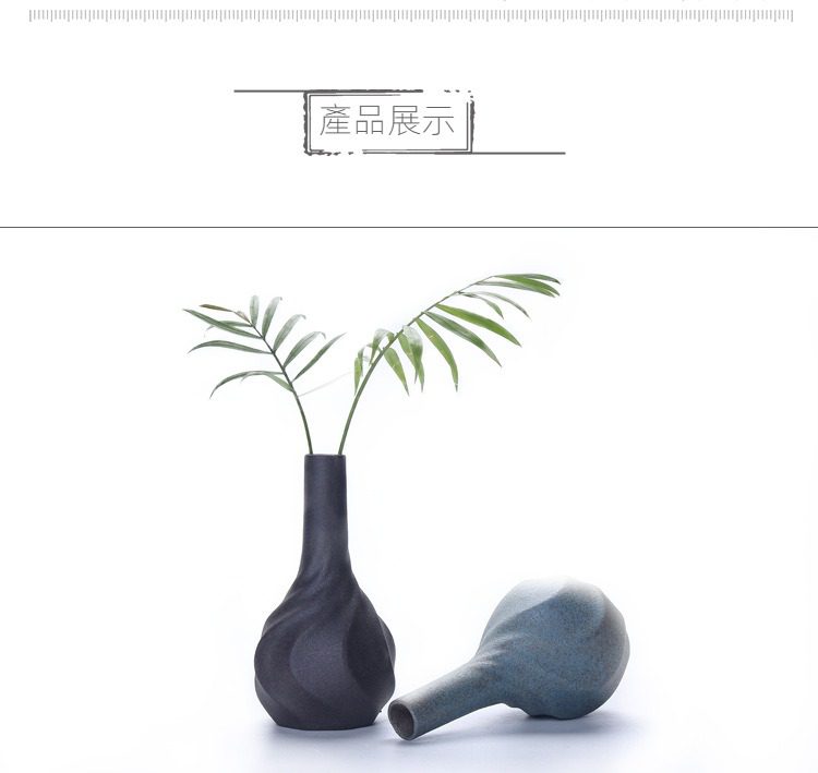 礁石日式粗陶小花瓶，南山居禪意陶瓷花瓶擺件，啞光黑與磨砂藍釉面交織，線條流暢，為茶室空間增添雅致氛圍。