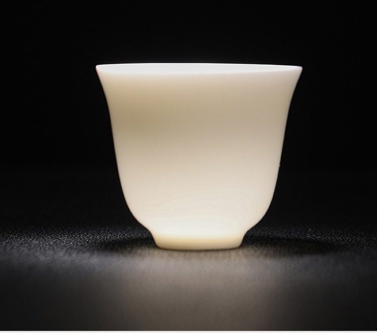 白瓷羊脂玉雲悅功夫茶具組，南山居白瓷茶杯，器型簡約雅致，瓷質細膩通透，展現純淨光影美感。