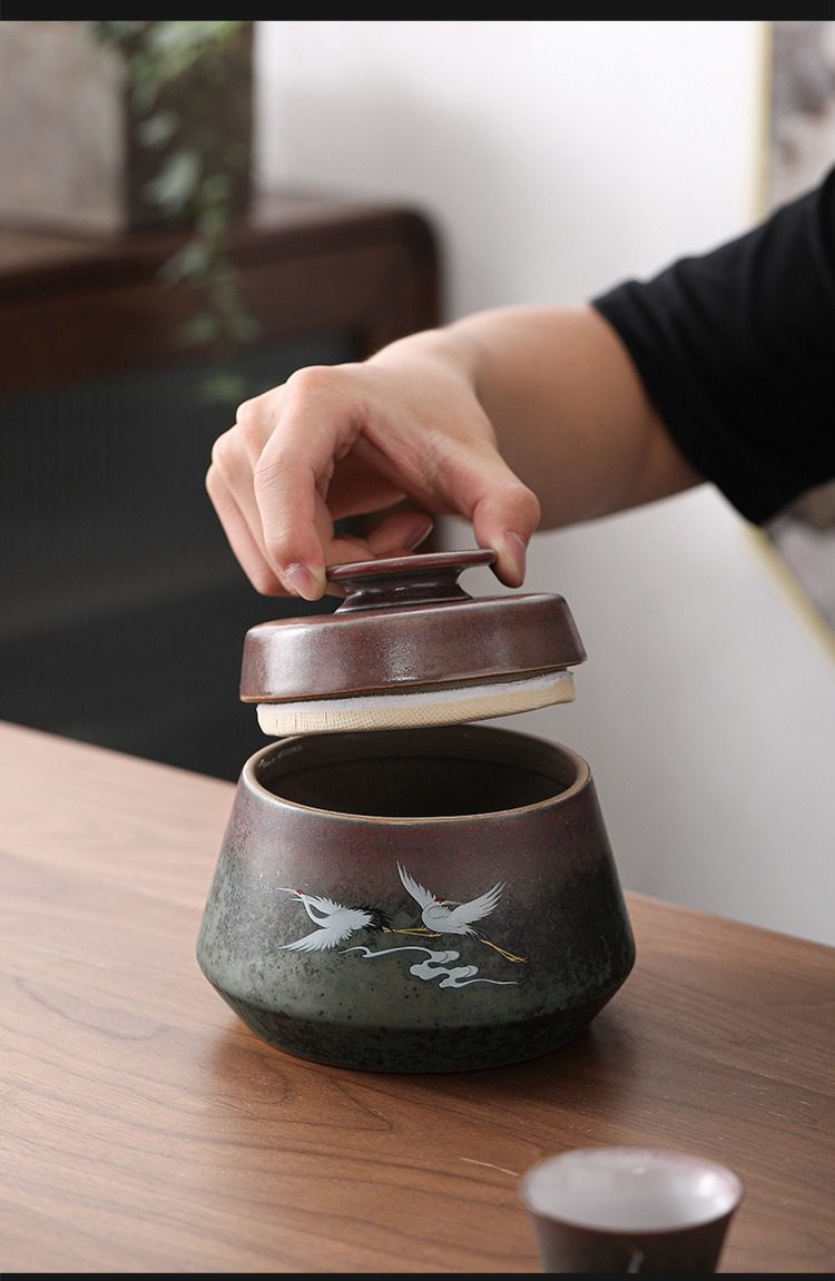 窯變煥彩瑞鶴呈祥茶葉罐，南山居手繪仙鶴陶瓷茶倉，壺身漸變釉色搭配優雅飛鶴圖案，是精緻儲茶罐。