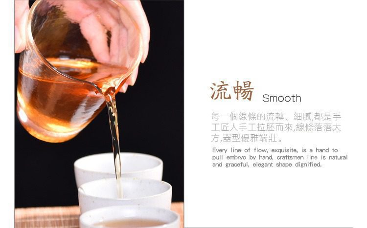 水波紋錘目玻璃公道杯，南山居透明玻璃公道杯，手沖金黃茶湯入白色陶瓷茶杯，展現流暢的出水工藝與茶道美學。