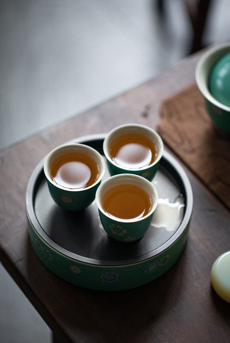 三味茶品歡喜品茗杯，南山居精緻手繪青釉茶杯，杯身描繪雅致花卉，搭配圓形茶盤，展現禪意品茗氛圍。