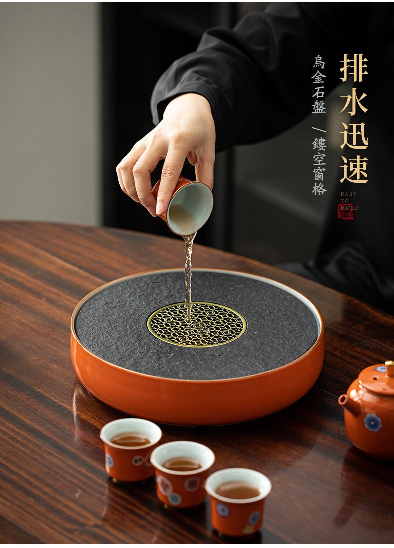 三味茶品喜樂茶盤，南山居烏金石茶盤，搭配精緻鏤空窗格設計，圓形盤面厚實穩重，是品茗空間不可或缺的禪意茶具。