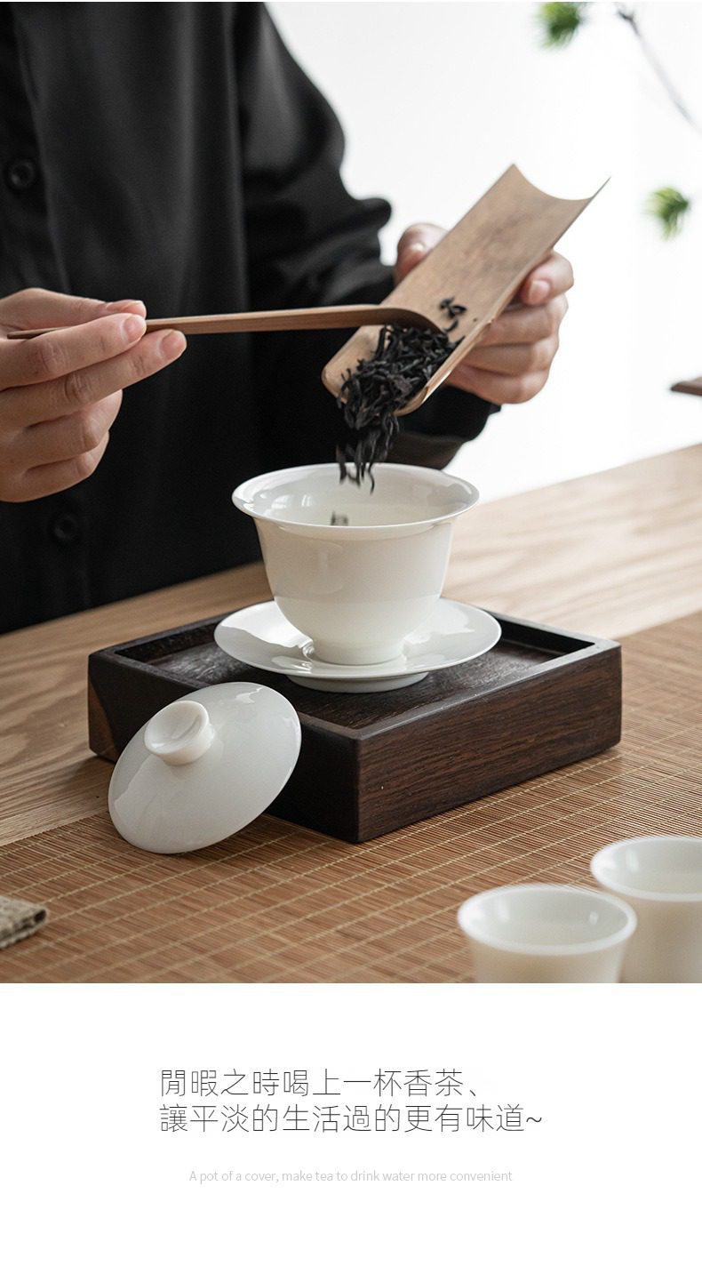 白瓷蓋碗，南山居白瓷蓋碗茶具，茶人正使用竹製茶則將茶葉投入碗中，展現極簡禪意與雅緻生活。