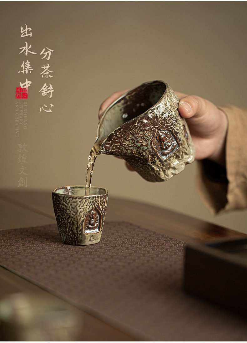 敦煌印象公道杯，南山居敦煌系列手工粗陶公道杯，岩礦質感細膩，融合佛像浮雕元素，出水流暢，展現禪意茶道之美。