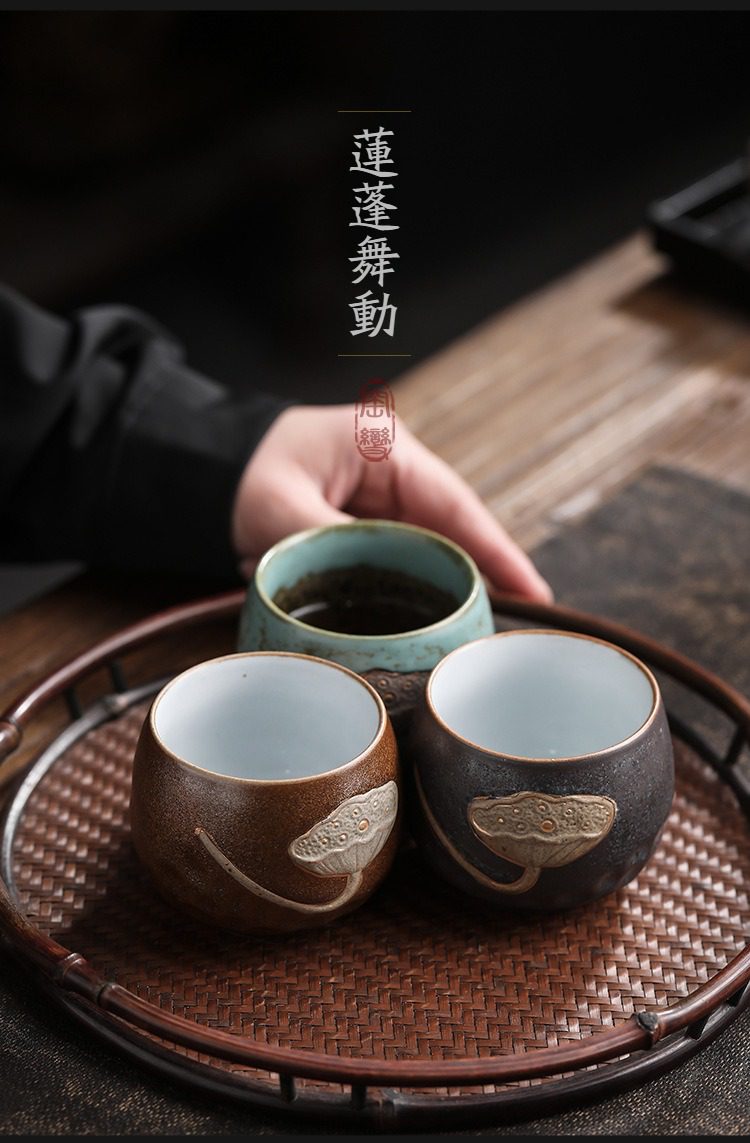 窯變煥彩四季品茗杯套組，南山居手工粗陶蓮蓬茶杯，杯身雕刻精緻蓮蓬圖案，古樸禪意風格，適合品茗雅士收藏。