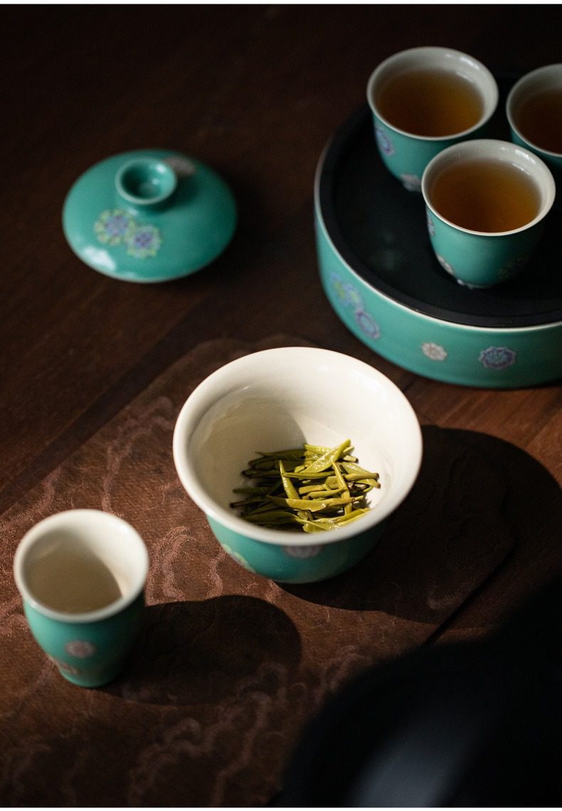 三味茶品歡喜品茗杯，南山居湖綠釉色蓋碗茶具組，瓷質細膩溫潤，杯身點綴精緻花紋，展現雅致東方禪意美學。
