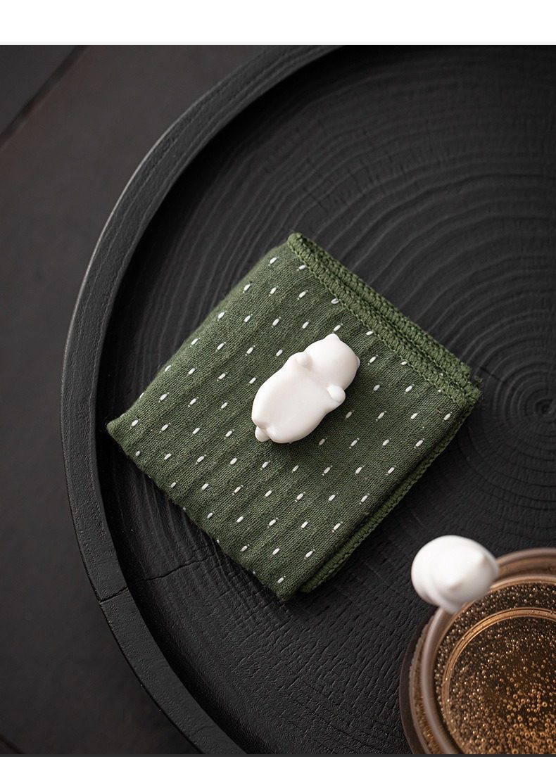 白瓷貓咪掛件茶寵，南山居日式茶席佈置，綠色棉麻茶巾搭配可愛白色小貓茶寵，質感溫潤優雅。