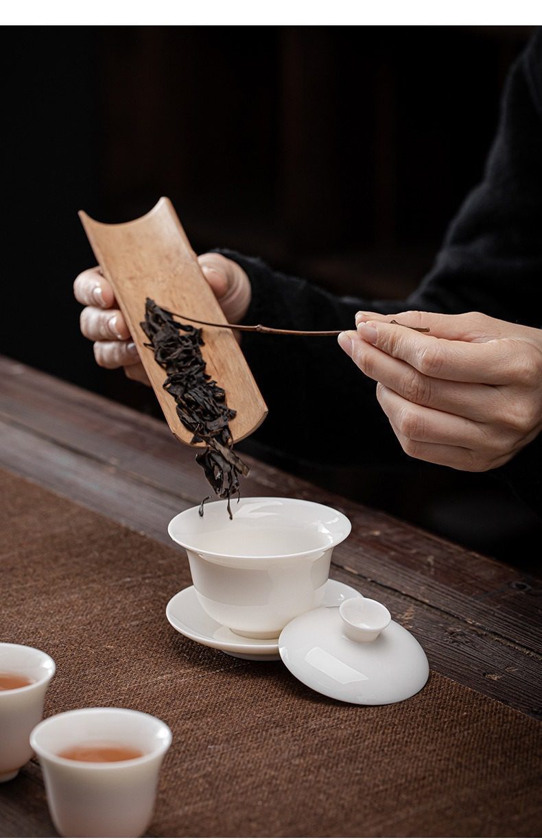 白瓷雲軒旅行茶具組，南山居禪意竹製茶則與純白瓷蓋碗，展現投茶入器之雅致，質感溫潤優雅。