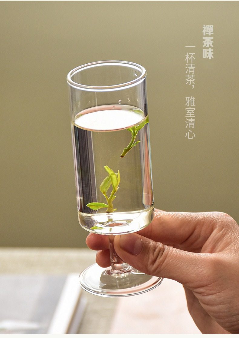 玻璃泡茶壺，南山居輕巧玻璃高腳茶杯，杯中盛載清澈茶湯與鮮嫩茶芽，展現禪意茶道美學。