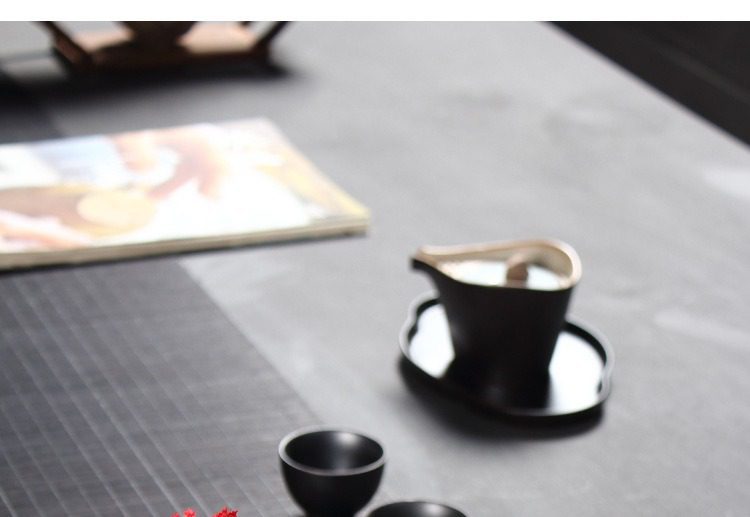 礁石日式粗陶小花瓶，南山居黑色簡約陶瓷茶海，搭配精緻茶杯，線條優雅俐落，展現現代東方禪意美學。
