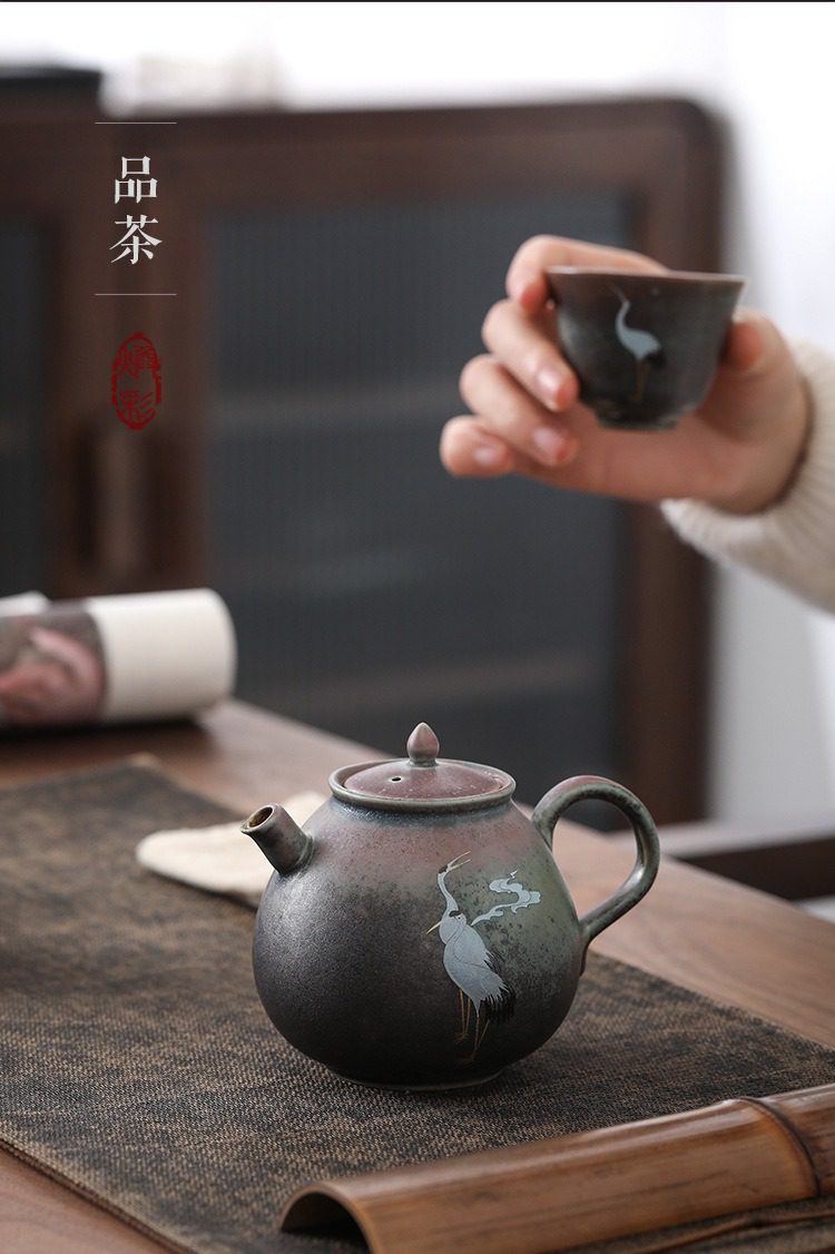 窯變煥彩瑞鶴呈祥水滴茶壺，南山居手繪仙鶴紫砂壺與茶杯，壺身古樸典雅，刻畫靈動仙鶴，盡顯禪意茶道美學。