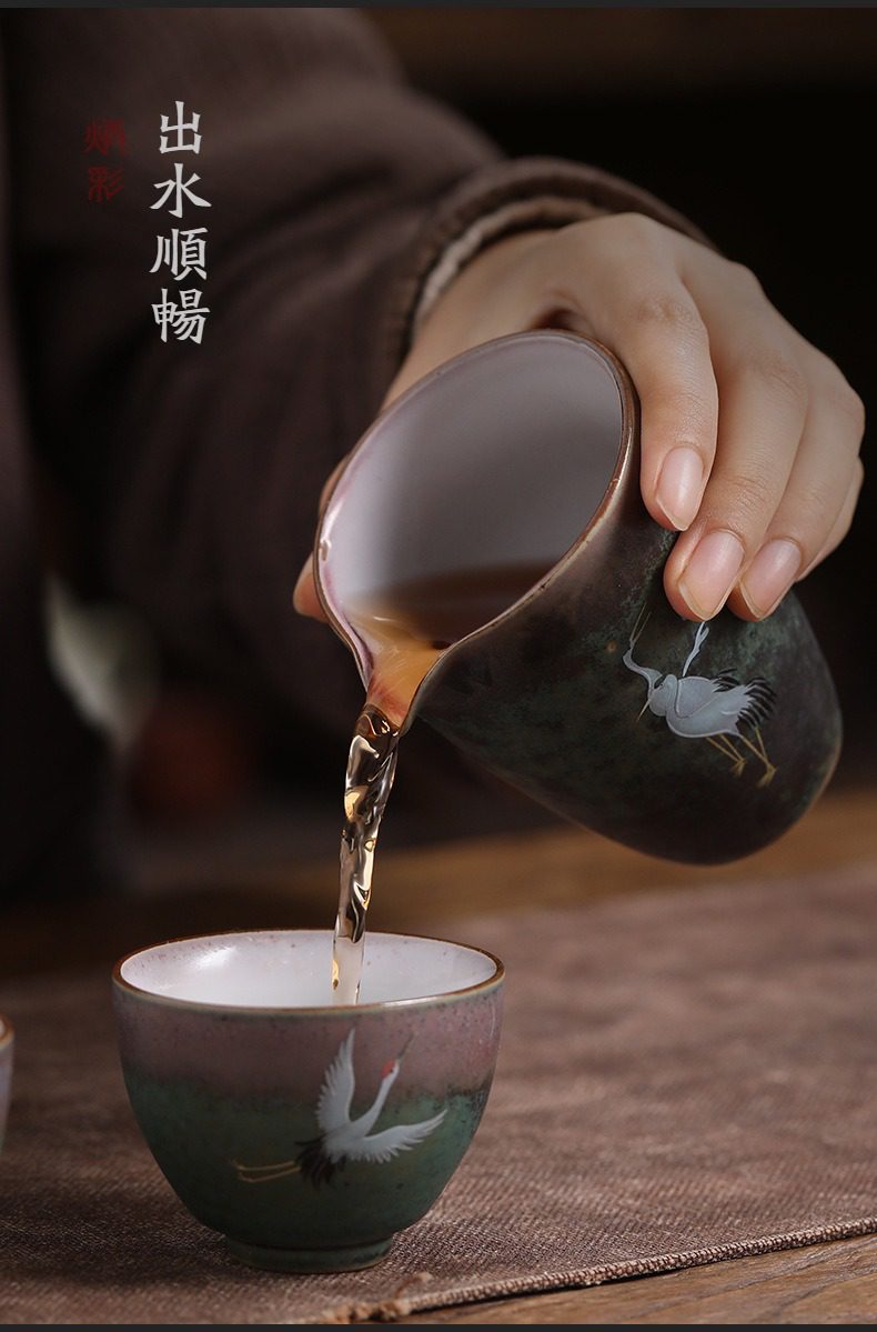 窯變煥彩瑞鶴呈祥公道杯，南山居手繪仙鶴窯變公道杯，釉色深邃優雅，出水線條流暢，展現精緻茶藝美學。