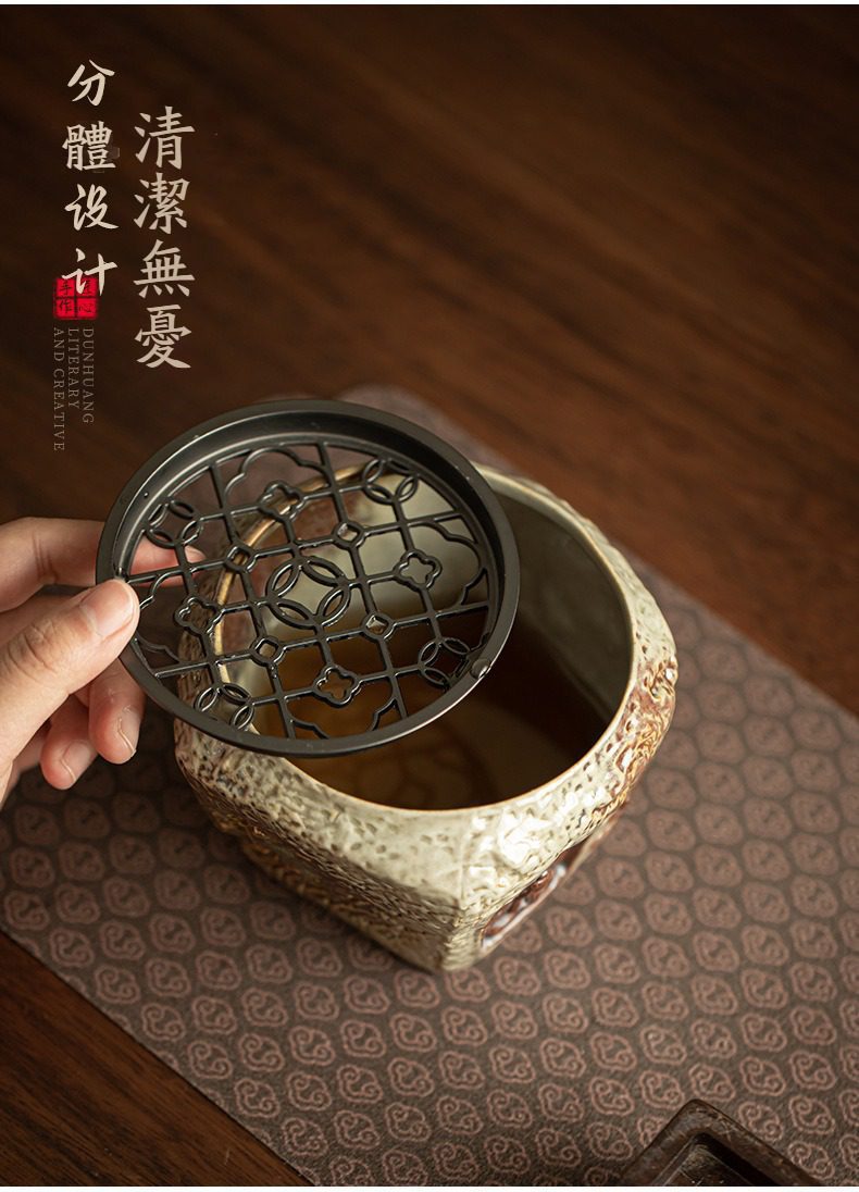 敦煌印象枯禪建水，南山居復古陶瓷茶渣桶，附帶精緻黑色金屬濾網，分體式設計方便清潔，展現優雅禪意品茗生活。