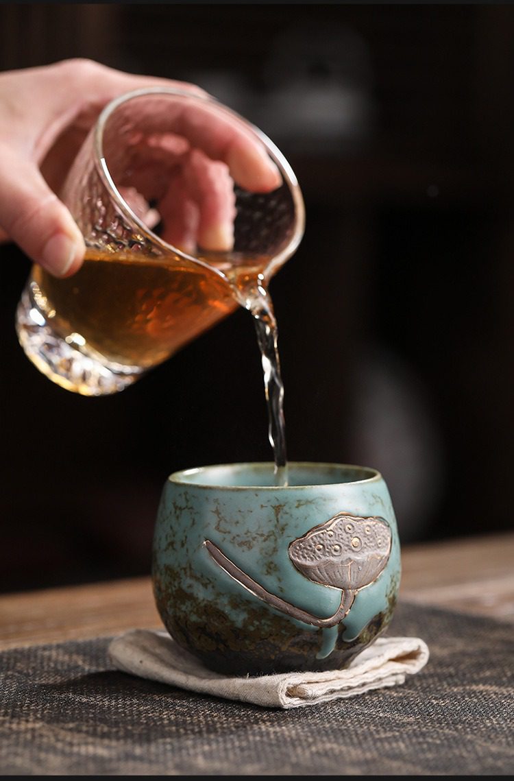 窯變煥彩四季品茗杯套組，南山居復古陶瓷品茗杯，杯身浮雕蓮蓬設計，質感細膩雅緻，手工燒製展現東方禪意美學。