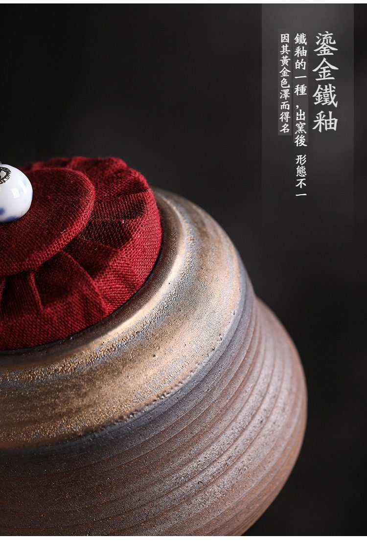 古早燒福祿茶葉罐，南山居手工流金鐵釉茶葉罐，器身呈現獨特金銅色澤與粗獷紋理，搭配紅色茶墊，盡顯東方禪意。