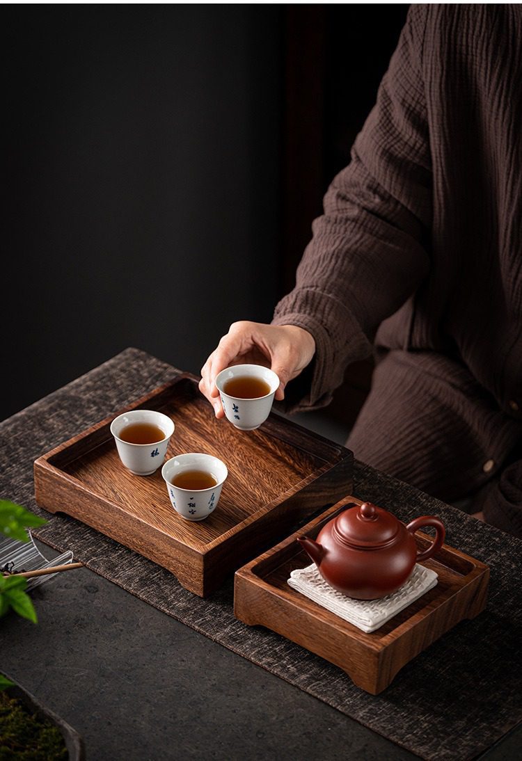胡桃木方愉乾泡茶盤，南山居優雅紫砂壺，搭配青花瓷茶杯與原木茶盤，呈現靜謐品茗時光。