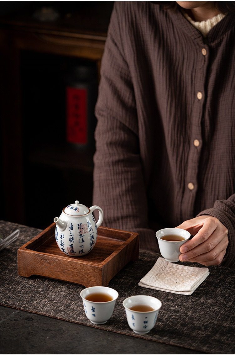 胡桃木方愉乾泡茶盤，南山居手繪青花陶瓷茶壺，壺身圓潤配古樸茶具，搭配同系列茶杯與木質茶盤。