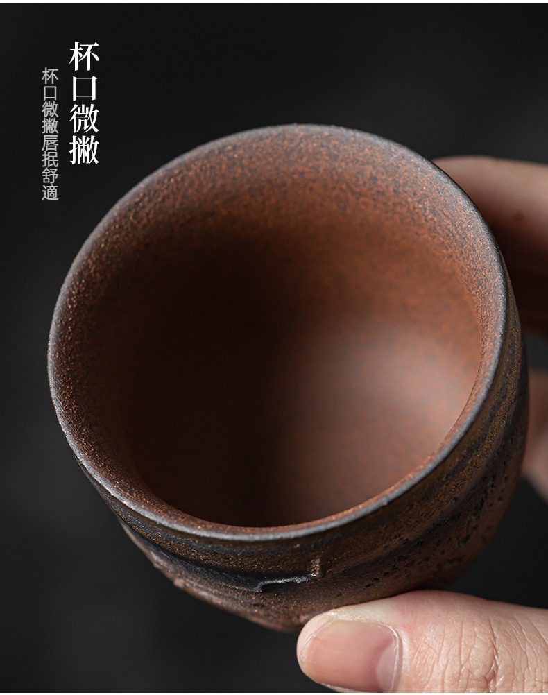 古早燒菩提品茗杯，南山居手工粗陶茶杯，杯口微撇設計，展現樸實泥胎的溫潤質感，品茗唇感舒適。