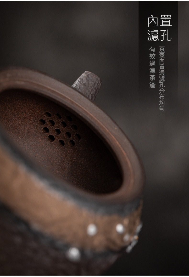 古早燒暗香側把壺，南山居紫砂壺內部特寫，展示均勻分佈的內置濾孔，確保茶湯清澈。這款精品茶壺的泥料色澤沉穩。