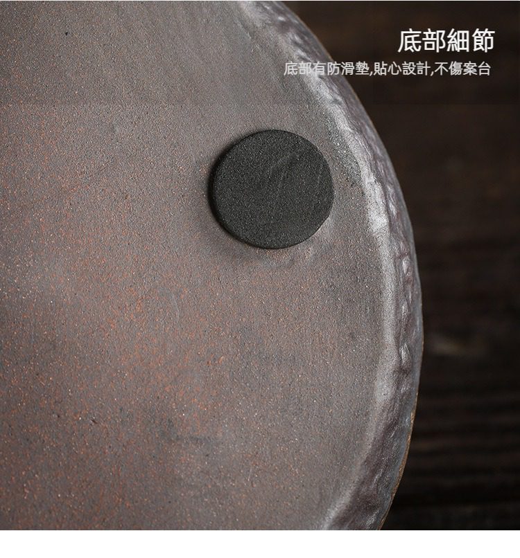 古早燒蓮香茶壺，南山居粗陶茶具底部細節，配有防滑墊設計，保護案台，呈現質樸禪意。