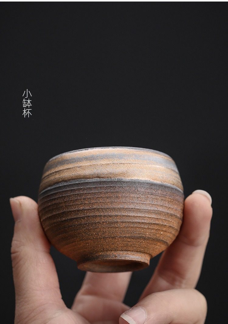 古早燒品茗杯，南山居手工柴燒小缽杯，粗獷樸實的陶藝茶杯，器型渾圓，外壁具橫向紋理，色澤溫潤。