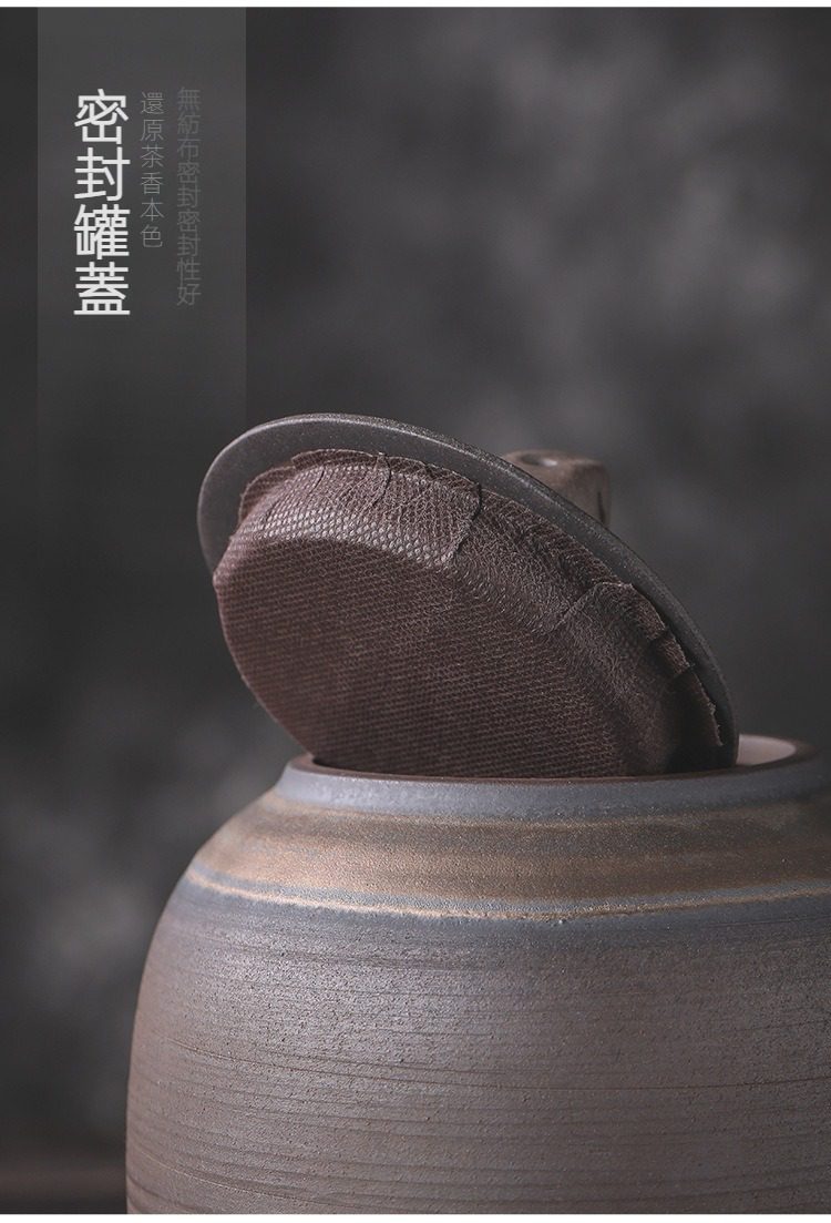 古早燒湖石茶葉罐，南山居手工粗陶密封茶葉罐，深色陶身帶自然紋理，配有無紡布內襯的密封罐蓋，確保茶葉保鮮。