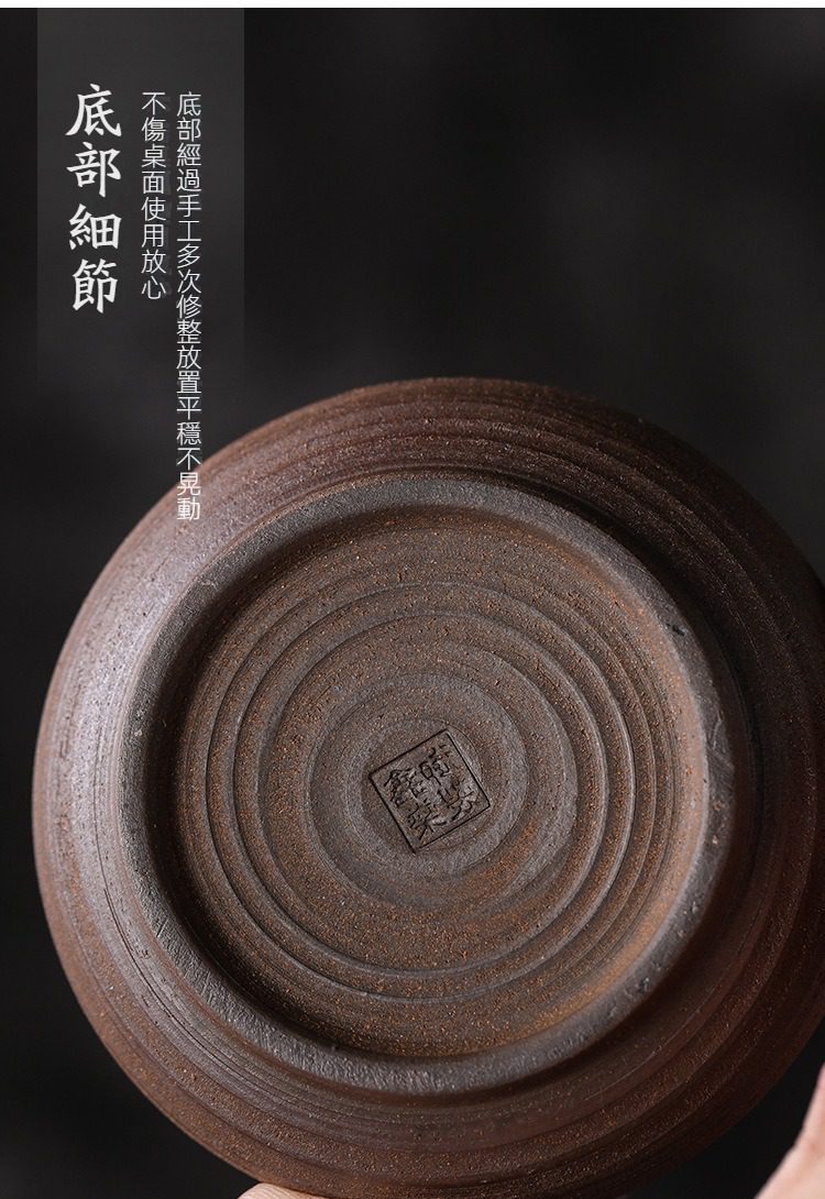 古早燒福祿茶葉罐，南山居手工紫砂茶具底部，泥質細膩呈赤褐，穩固防滑，刻有匠人款識，展現精湛茶具工藝。