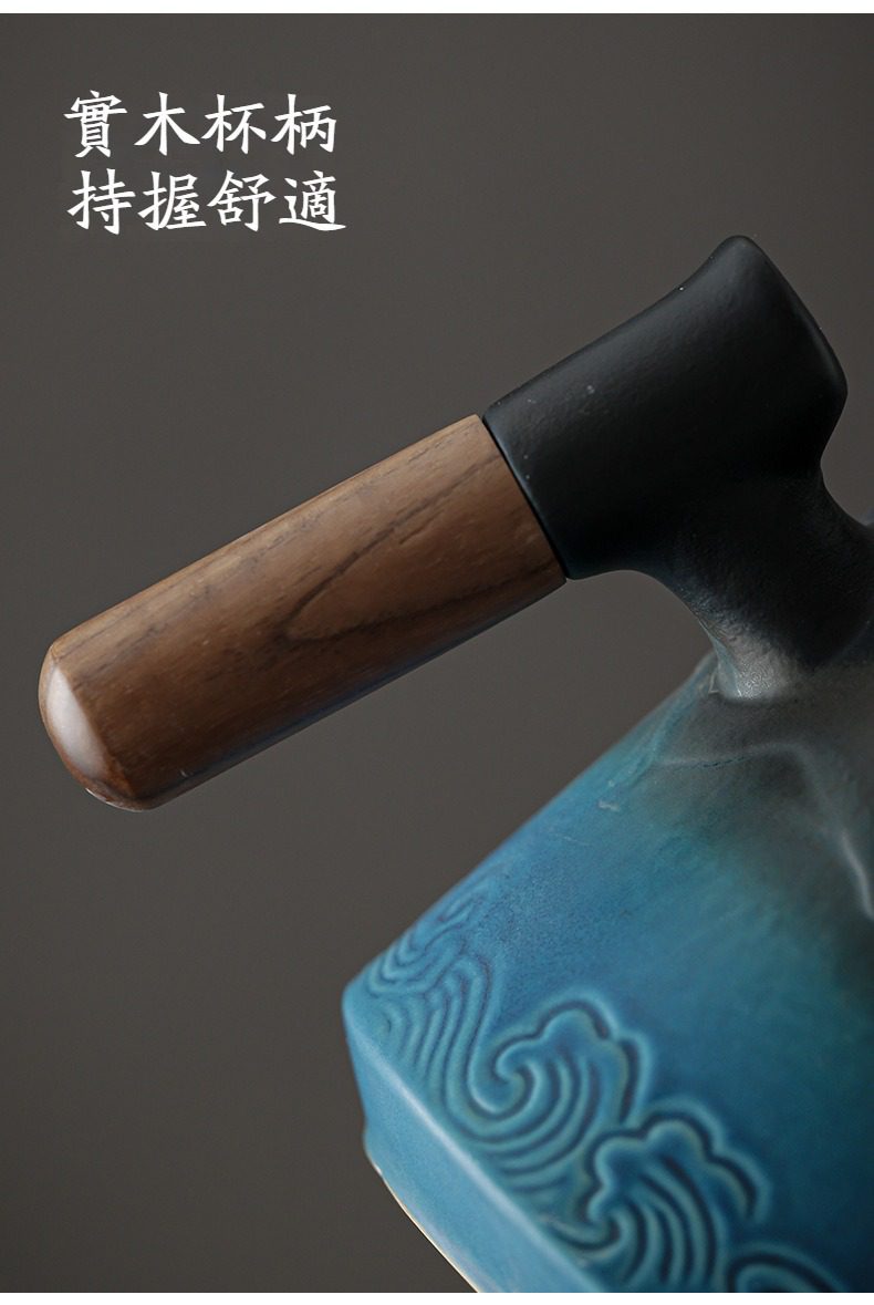 觀滄海辦公馬克杯，南山居藍綠漸層陶瓷公道杯，配實木防燙把手，飾精緻波浪紋，兼具茶道美學與實用性。