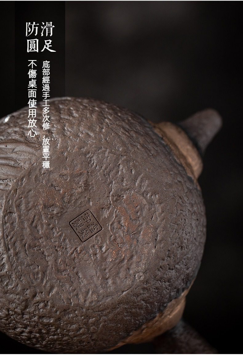 古早燒暗香側把壺，南山居手工紫砂壺防滑圓足底部，質感粗獷古樸，底部刻有印章，確保茶壺放置平穩。
