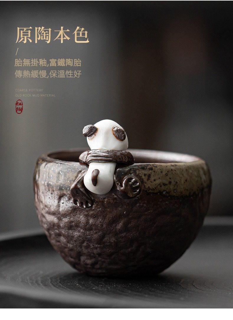 古早燒粗陶熊貓品茗杯，南山居手工粗陶熊貓茶杯，原礦泥質樸拙，攀爬熊貓造型添趣。富禪意茶具。