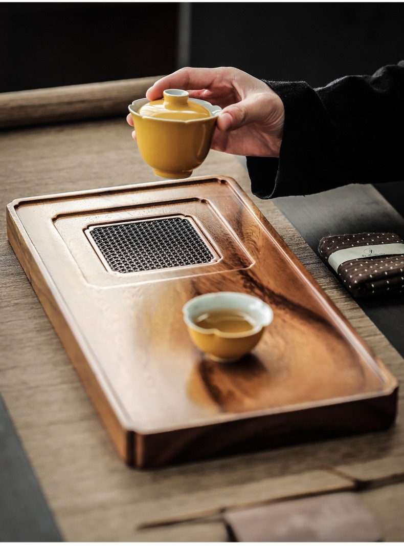 胡桃木炫樂乾泡茶盤，南山居黃釉蓮瓣蓋碗、精緻茶杯與實木茶盤，質感溫潤，呈現禪意茶道生活美學。