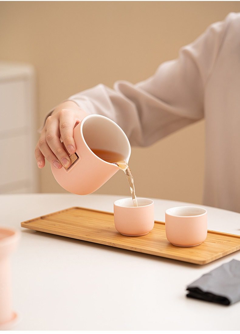 奶油風木月旅行茶具組，南山居粉色陶瓷公道杯，簡約溫潤，將茶湯均勻注入同色系茶杯中，呈現茶道美學。