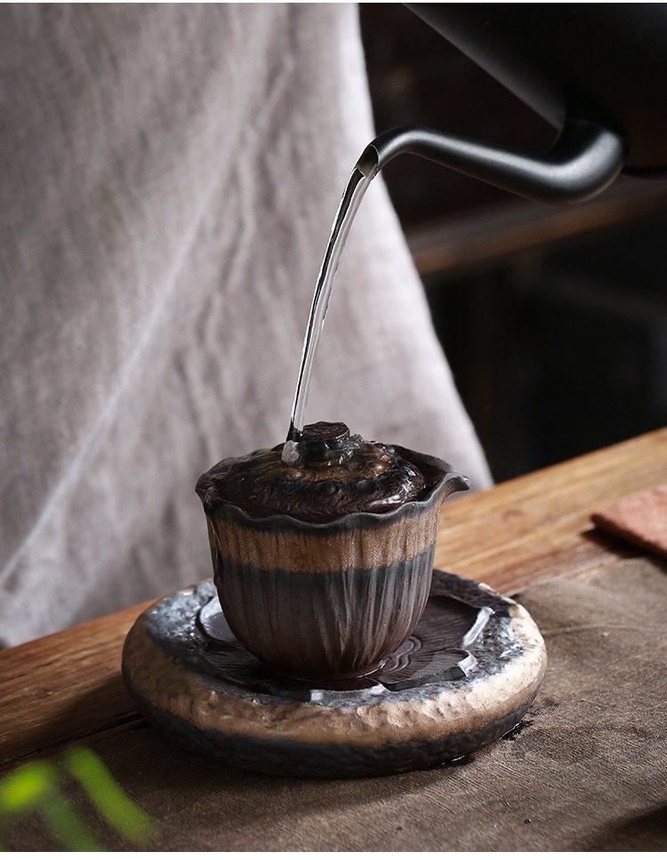 古早燒蓮香茶壺，南山居手工粗陶蓋碗茶具，質樸雙色窯變紋理，搭配同款茶承，展現禪意茶道之美。