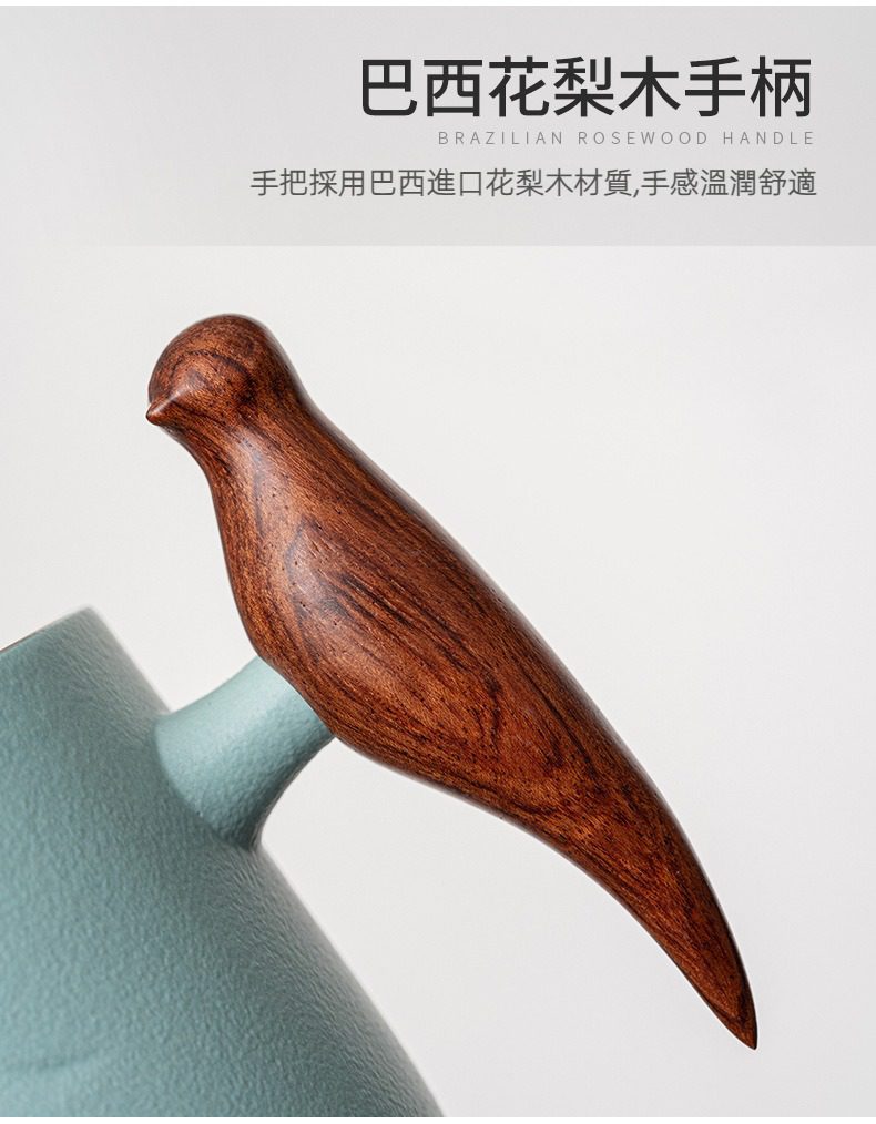 黑陶木柄手把馬克杯，南山居精品茶壺的巴西花梨木鳥形手把，紋理細膩，與青綠色粗砂壺身相得益彰。