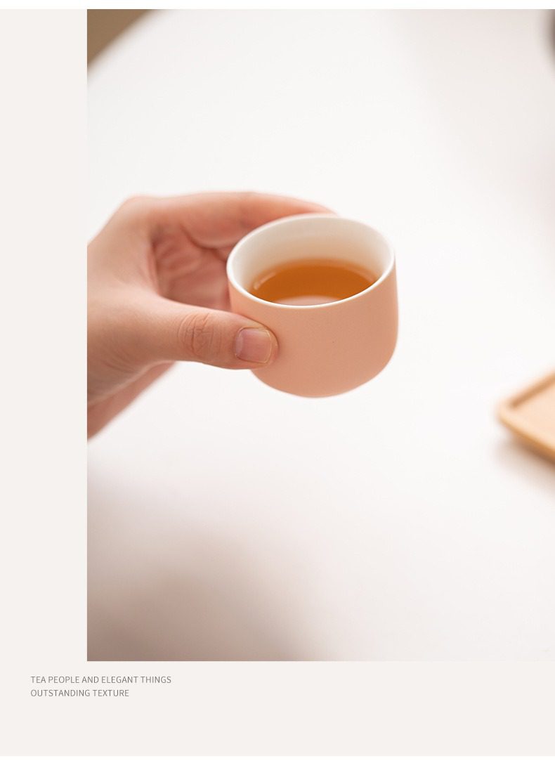 奶油風木月旅行茶具組，南山居簡約素雅陶瓷品茗杯，溫潤蜜桃色澤，內盛琥珀茶湯，質感細膩。