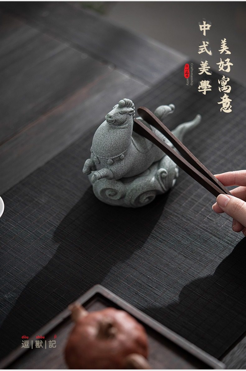青砂石龍馬精神茶寵擺件，南山居石雕馬形茶寵，灰色細砂質感，祥雲底座，搭配深色木茶夾，為茶席增添雅趣。