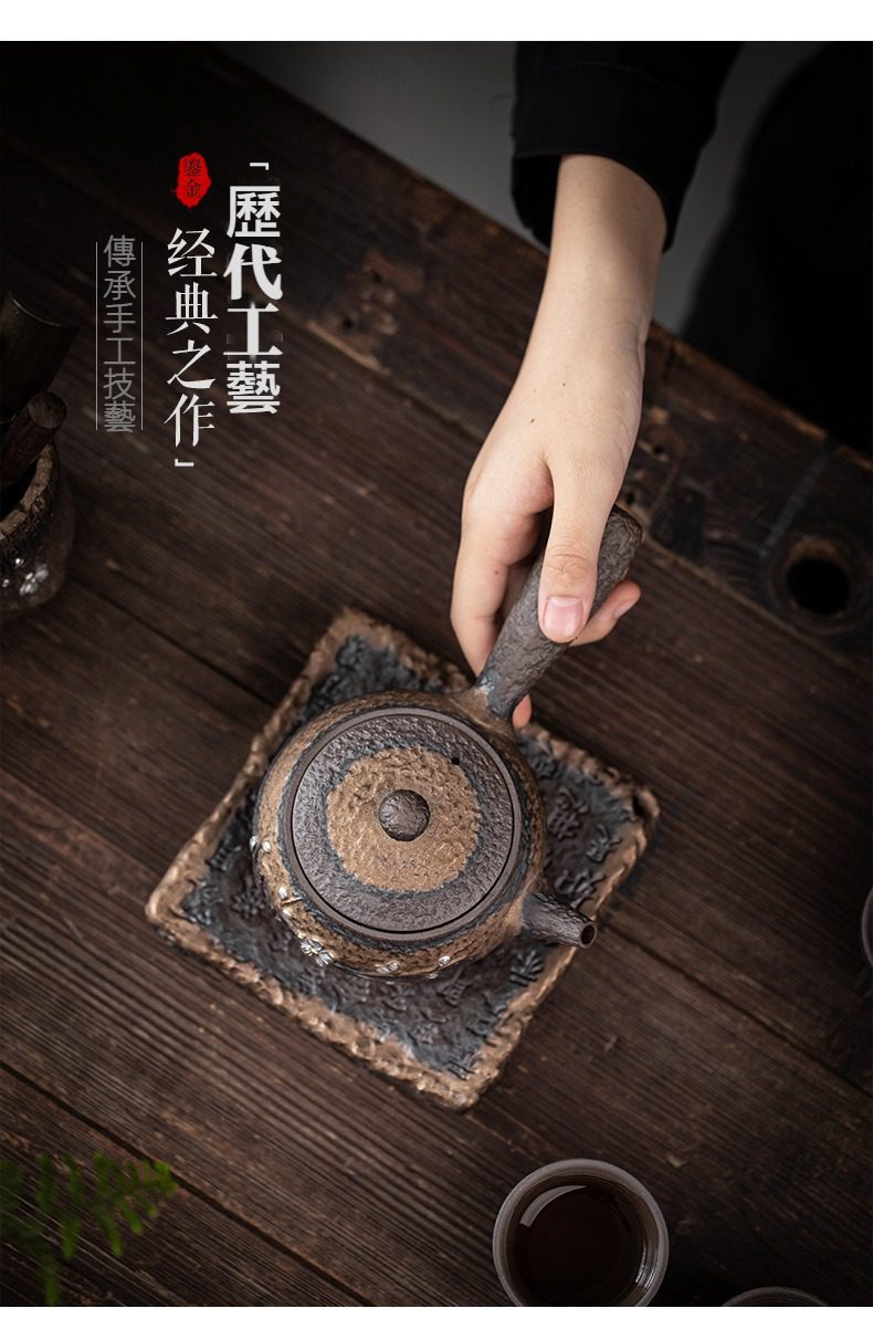 古早燒暗香側把壺，南山居手工粗陶側把茶壺，壺身紋理古樸，搭配同色系茶盤，盡顯茶道禪意美學。
