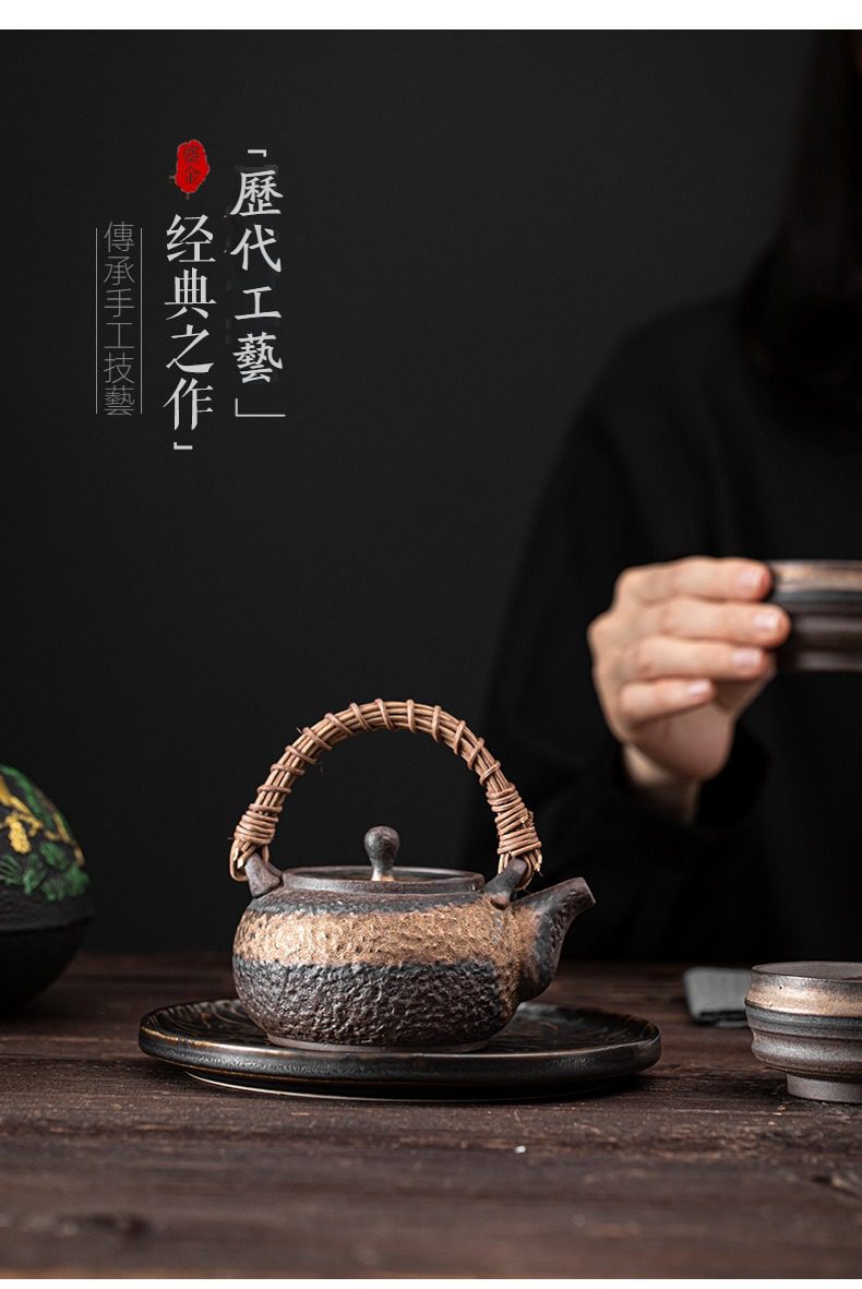 古早燒藤編提樑壺，南山居手工粗陶提梁壺，壺身雙色斑駁肌理，藤編提把復古優雅，搭配同款茶盤。