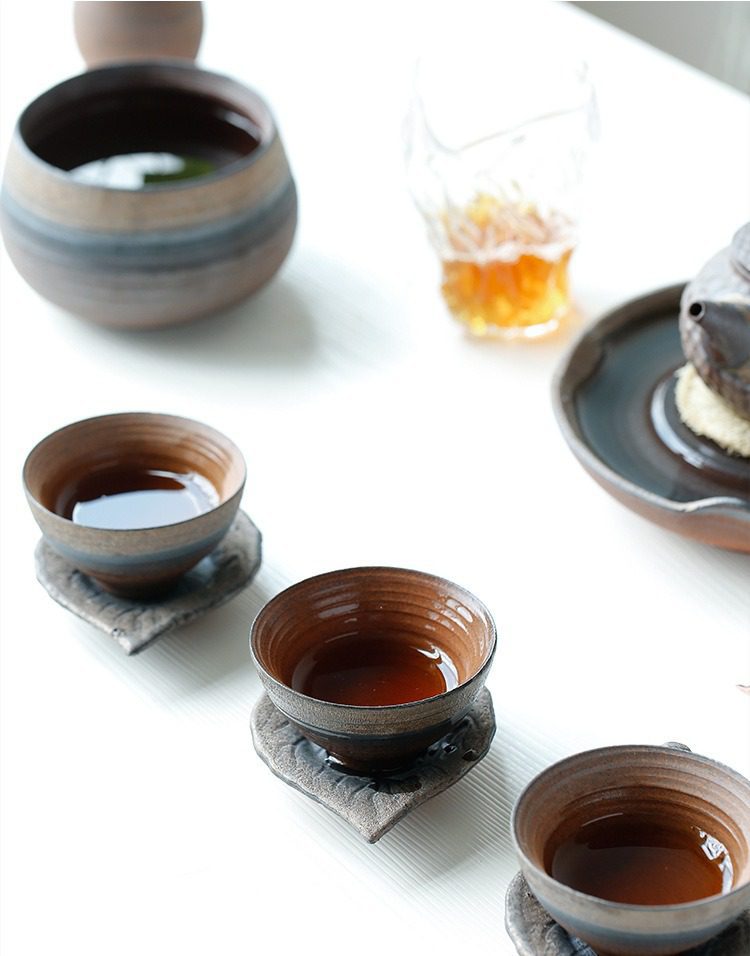 古早燒葉子杯墊，南山居手工粗陶品茗杯，泥色深沉帶有自然紋理，搭配獨特葉形茶托，盡顯禪意茶道美學。