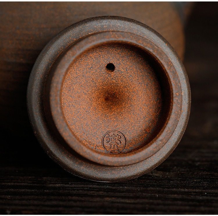 古早燒螺紋茶壺，南山居手工紫砂壺蓋，泥色溫潤沉穩，中央設有透氣孔，並清晰可見作者鈐印。
