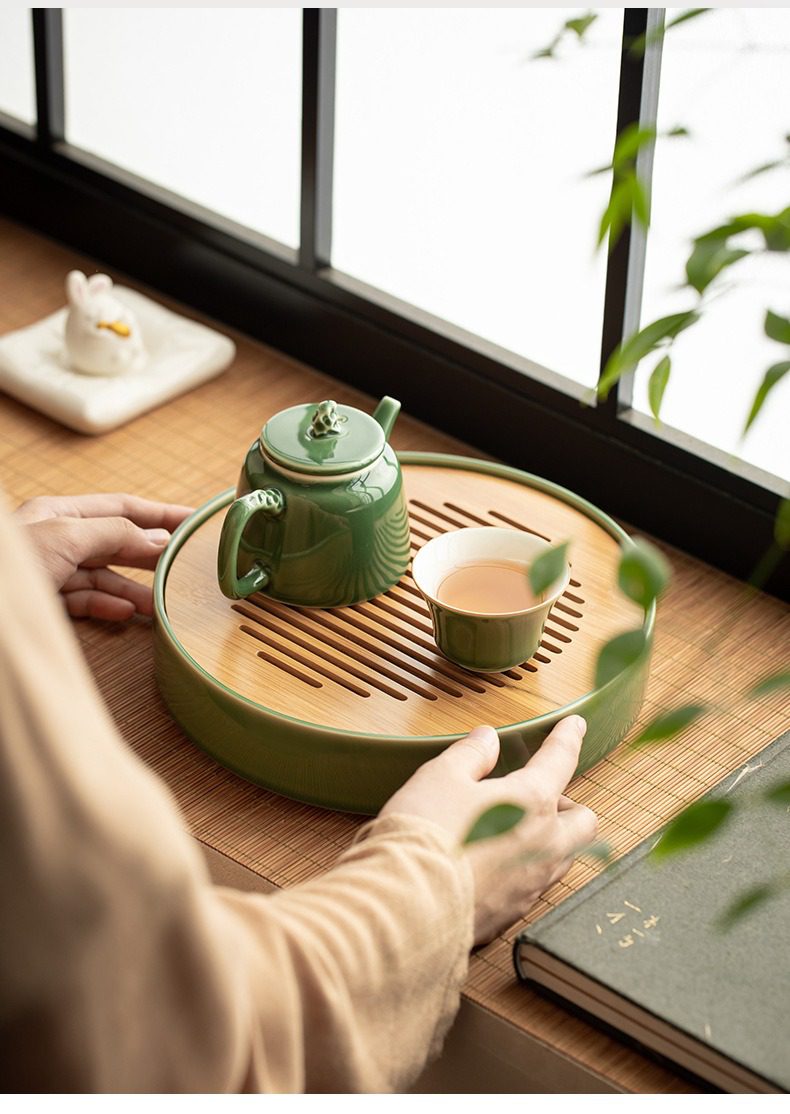 青璃釉圓然乾泡茶盤，南山居綠釉陶瓷茶具組，圓潤茶壺配茶杯與竹製茶盤，色澤雅緻，展現專業茶道質感。