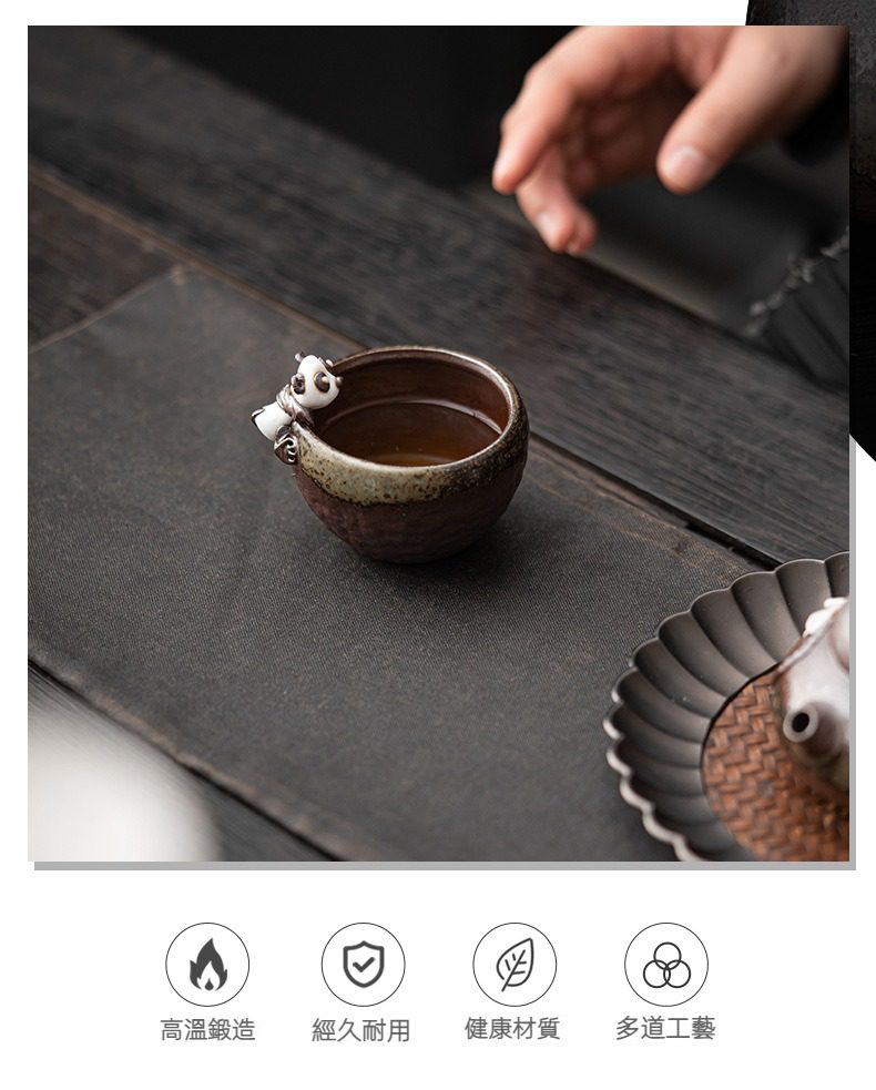 古早燒粗陶熊貓品茗杯，南山居手工粗陶熊貓品茗杯，泥色古樸質樸，可愛熊貓點綴杯緣，茶湯溫潤。
