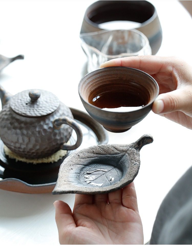 古早燒葉子杯墊，南山居手工粗陶茶具組，包含柴燒茶壺、茶杯與葉形茶承，展現樸拙禪意美學。