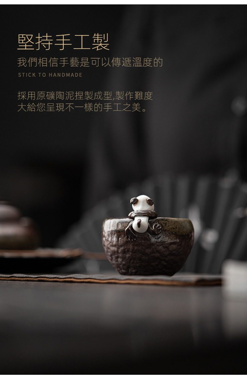 古早燒粗陶熊貓品茗杯，南山居原礦粗陶品茗杯，杯身肌理粗獷深邃，搭配可愛手工白色茶寵點綴，盡顯手作茶具的溫潤禪意。