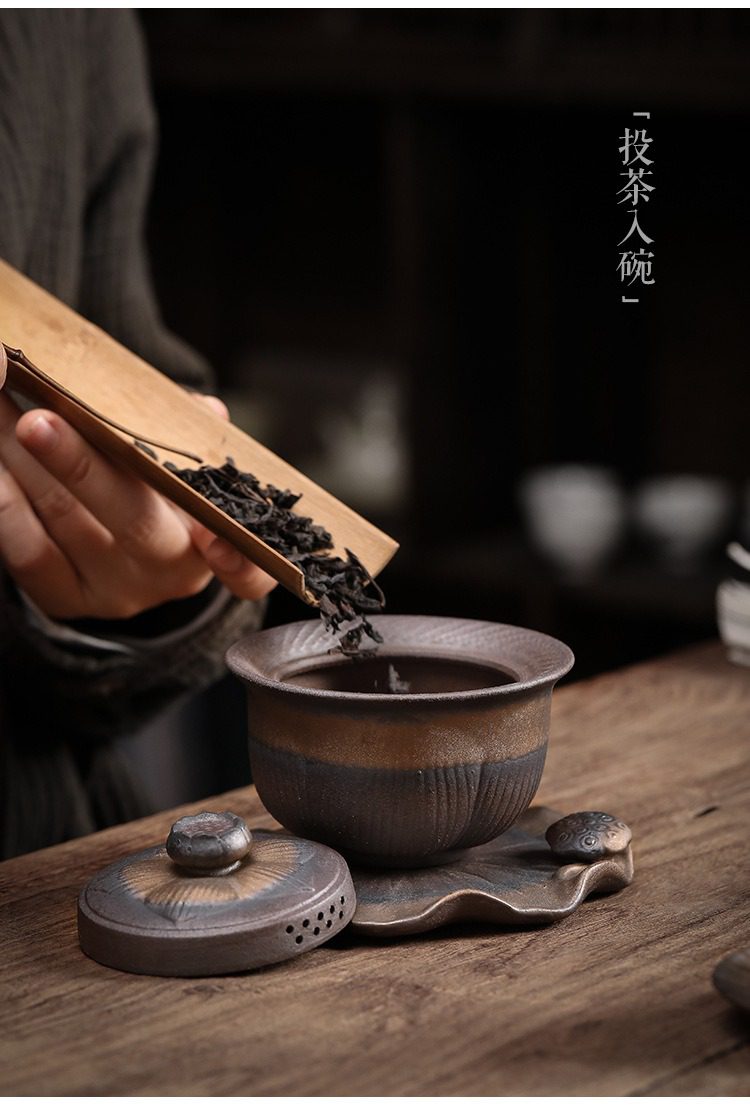古早燒三才蓋碗，南山居手工粗陶蓋碗套組，茶人手持竹茶則將烏龍茶葉緩緩投入古樸茶碗中，展現茶道美學。